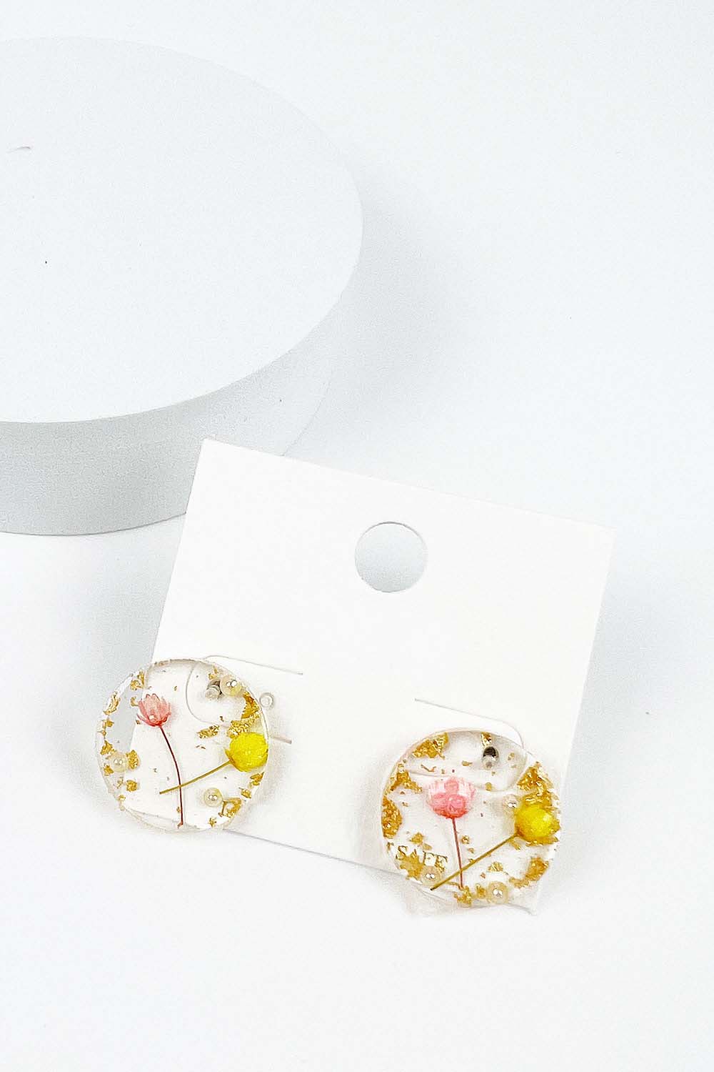 ROUND SHAPED ACRYLIC PRESSED FLOWER STUD EARRING